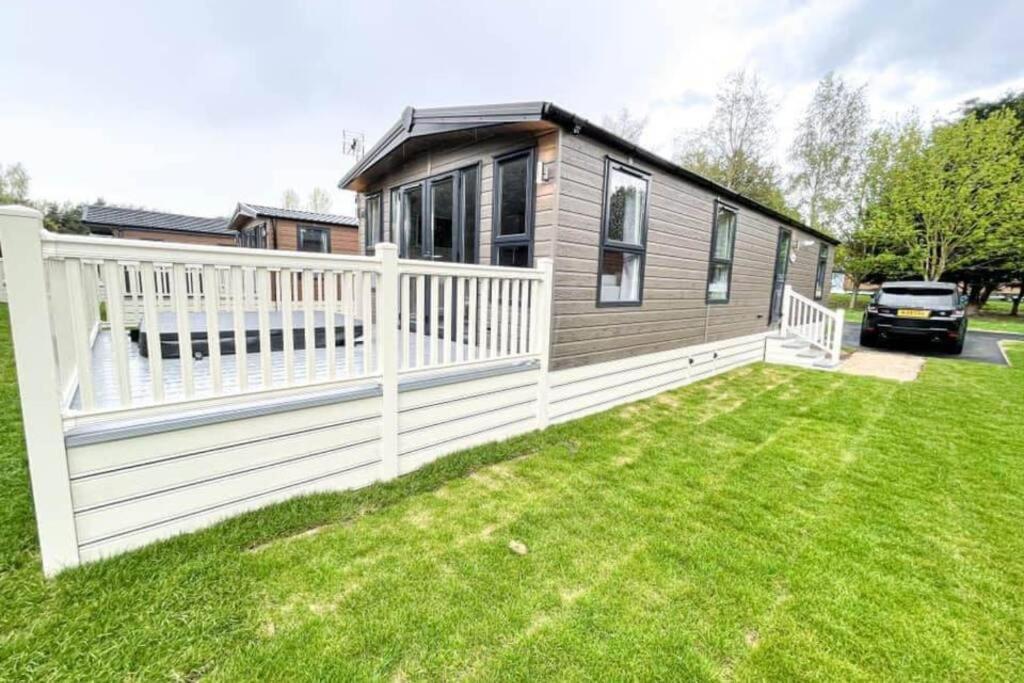 Lucas Lodge With Hot Tub Barmby on the Moor Exteriör bild
