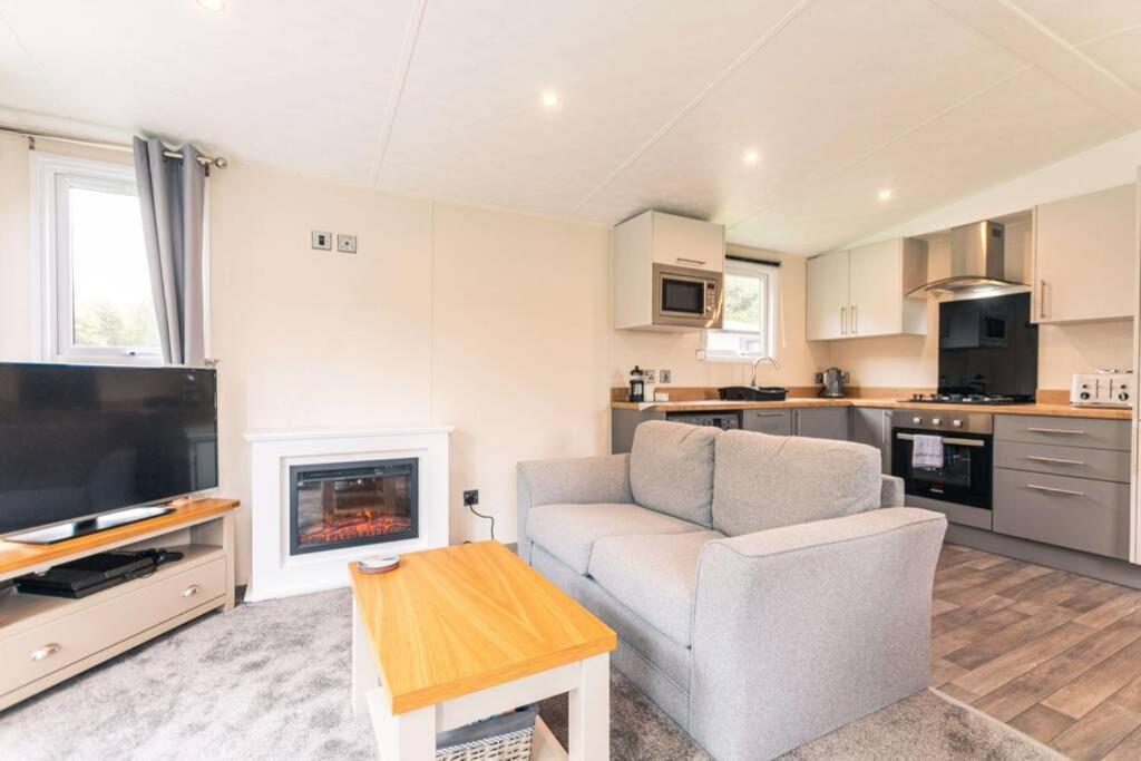 Lucas Lodge With Hot Tub Barmby on the Moor Exteriör bild