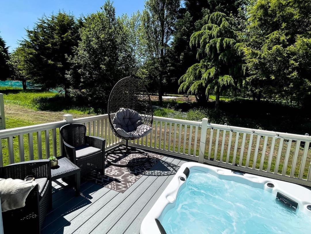 Lucas Lodge With Hot Tub Barmby on the Moor Exteriör bild